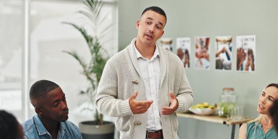 Mann erklärt dem Team etwas