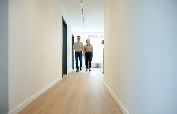 2 Personen laufen durch hellen Flur