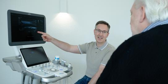 Marc Liebhardt erklärt Patienten die Befunde