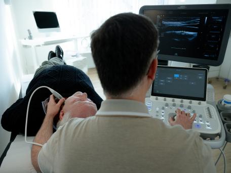 Marc Liebhardt macht Ultraschall des Patienten