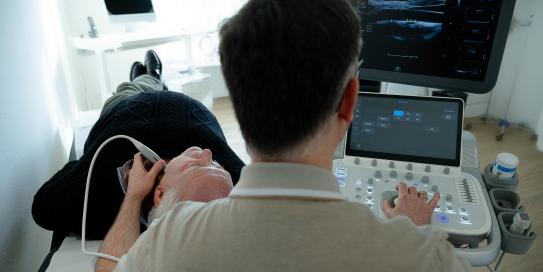 Marc Liebhardt macht Ultraschall des Patienten