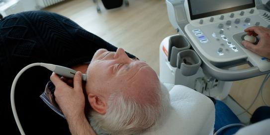 Marc Liebhardt macht Ultraschall des Patienten