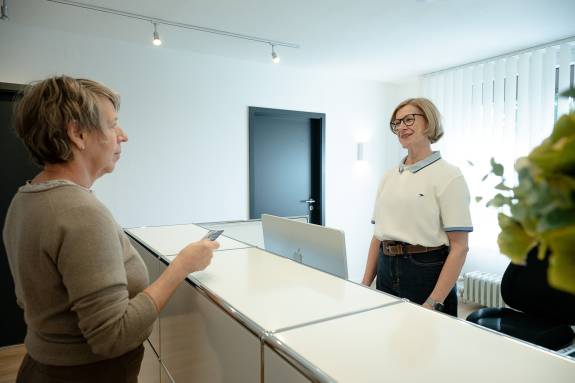 Patientin an der Rezeption