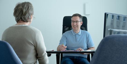 Marc Liebhardt im Gespräch mit Patientin