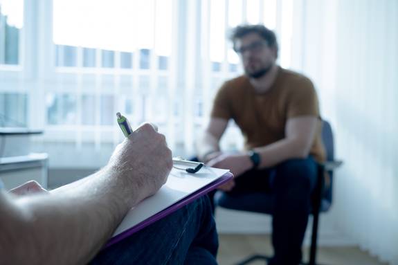 Marc Liebhardt im Gespräch mit Patient